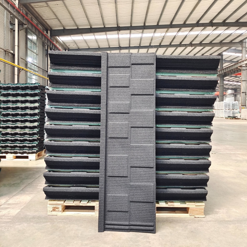 As telhas do material de construção apedrejam metal revestido da cor das telhas telhando