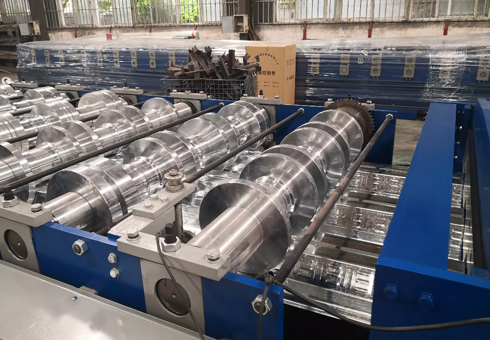 Motor de engrenagem da máquina formadora de rolos de piso com tela sensível ao toque de 1,5 mm acionado por inversor