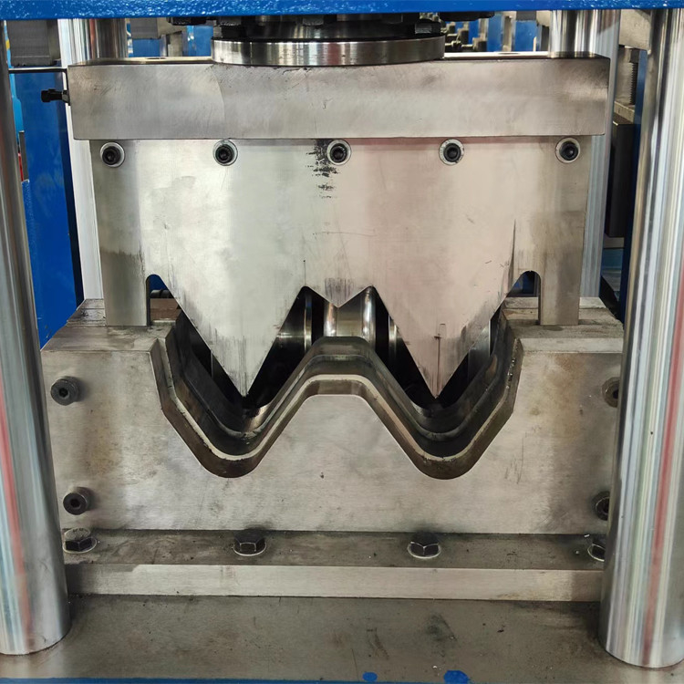 11kw 5.5kw GI Highway Guardrail Roll Forming Machine Cr12Mov Material da lâmina de corte