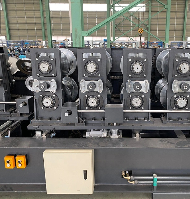 O rolo automatizado do Purlin da CZ que formam o parafuso prisioneiro da máquina e a trilha laminam 5.5kw anterior