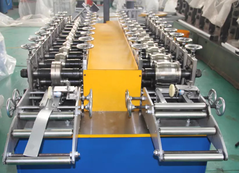 Máquina formadora de rolos de bitola leve dupla, barra de ângulo em V de aço e ômega