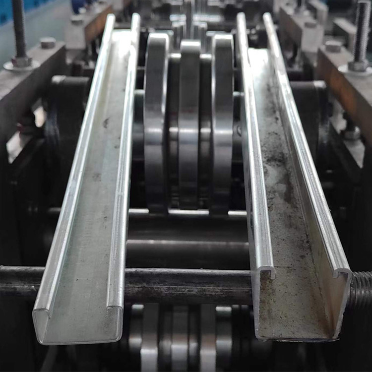PL Máquina de moldagem de rolos de telhado de metal ajustável para suporte de painéis solares
