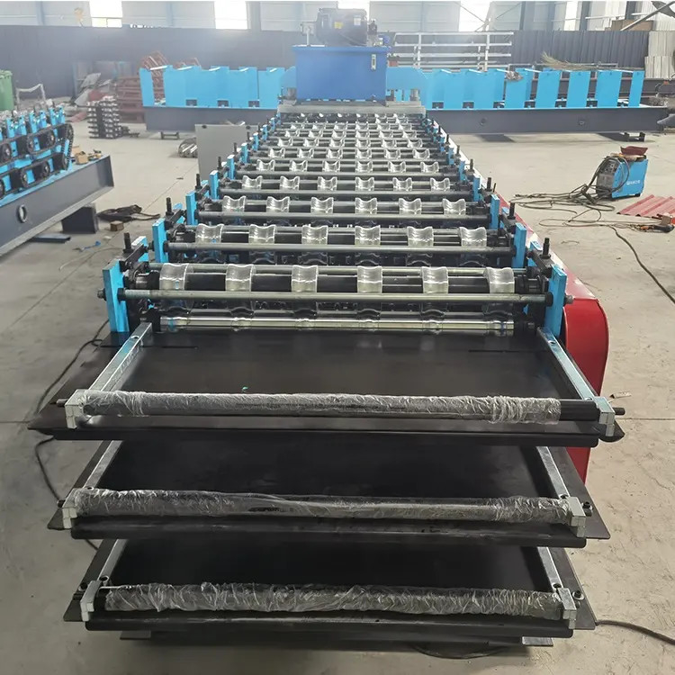 Máquina de moldagem de painéis de telhado de material de construção personalizado com potência de corte de 5,5 kW e corte hidráulico