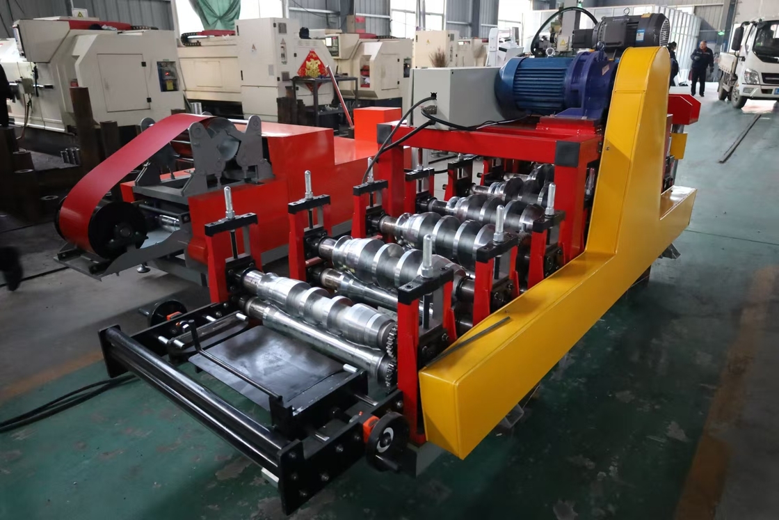 Máquina portátil de formação de rolos de painéis de telhado de costura de dupla fechadura com sistema de controlo PLC Delta e estrutura de painéis de parede