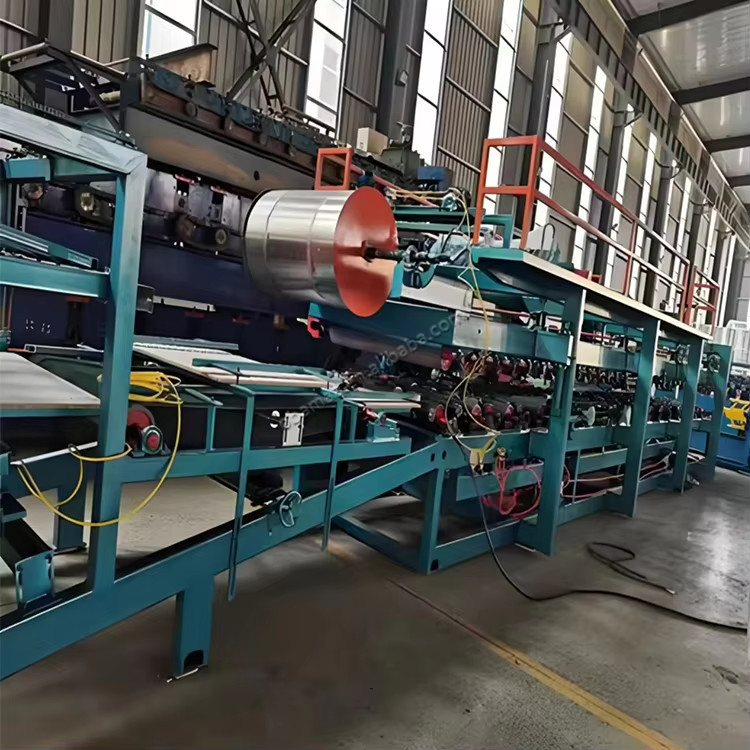 Linha de produção de painéis de sanduíche de alta precisãoMaquinaria de fabricação de painéis de sanduíche