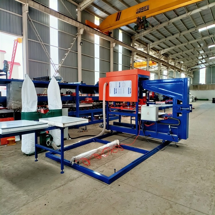 EPS de aço / Panel de produção de Sandwich de lã de rocha Mural / Roof Roll Forming Machine para fabricação de telhas de chapa e 30T peso total