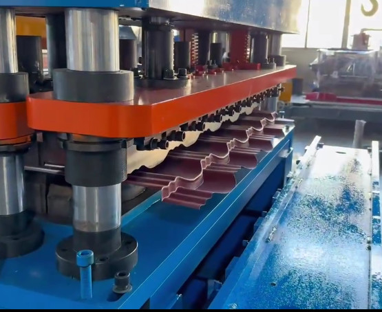 Máquina de fabricação de telhados de aço glazado de aço frio