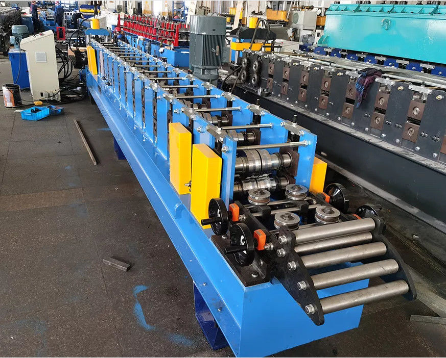 Máquina de moldagem de rolos de cortina de porta de tração automática completa