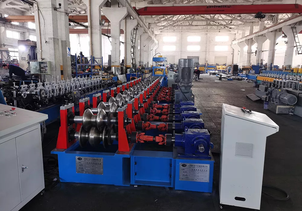 Máquina de moldagem de rolos de corrimão de estrada controlada por PLC com 2*22KW de potência da máquina principal e transmissão da caixa de engrenagens