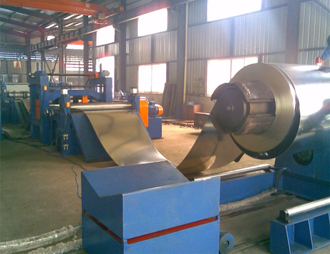 Máquina de corte de aço colorido 0,2 - 3,0 mm com velocidade de trabalho 20-30 m/min