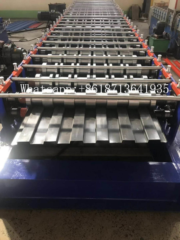 Máquina de formação de rolos de folhas de telhado corrugado de 2,5 T controlada por PLC para produção eficiente