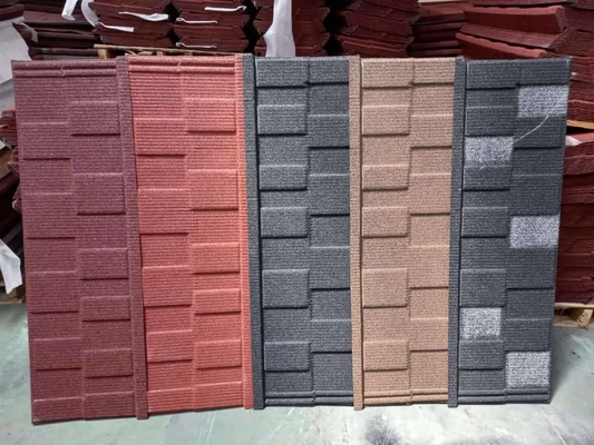 As telhas do material de construção apedrejam metal revestido da cor das telhas telhando