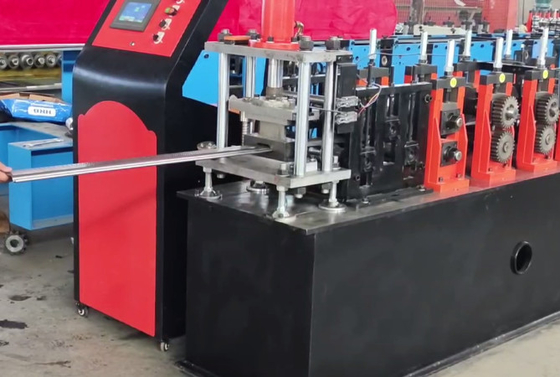 O Plc controla o rolo do obturador de 18 estações que forma a máquina