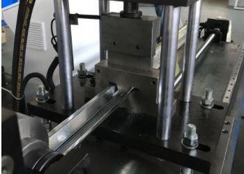 Rolo de baixo nível de ruído do Purlin da CZ do canal da ômega que forma a máquina